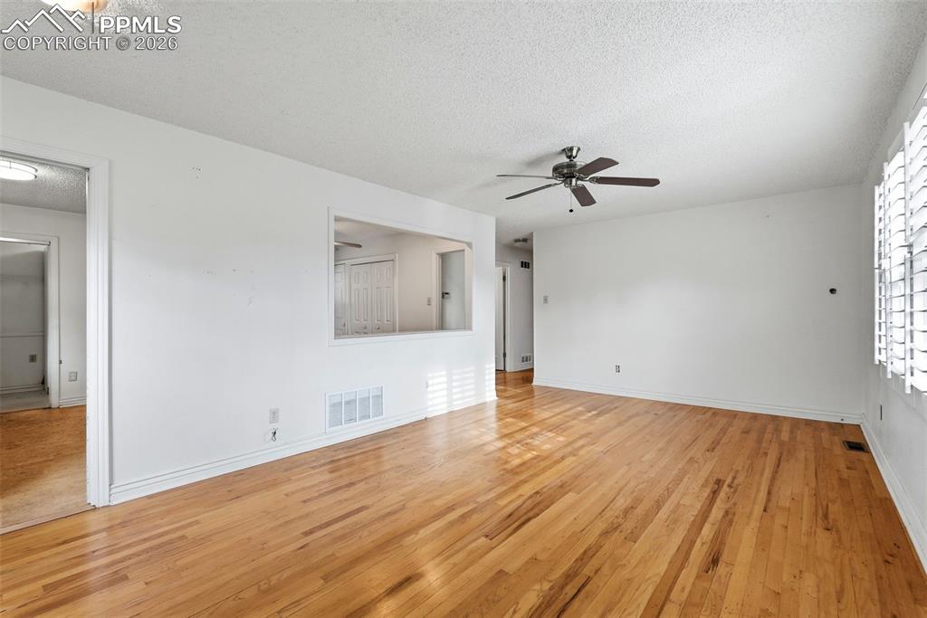 Image 5 of 50: Living Room