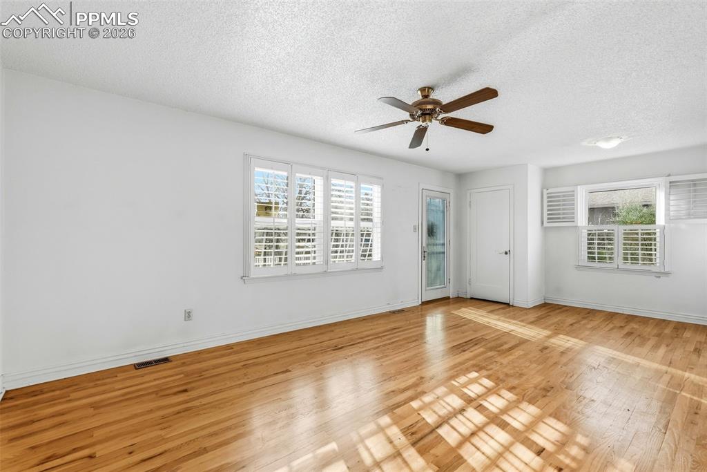 Image 7 of 50: Living Room