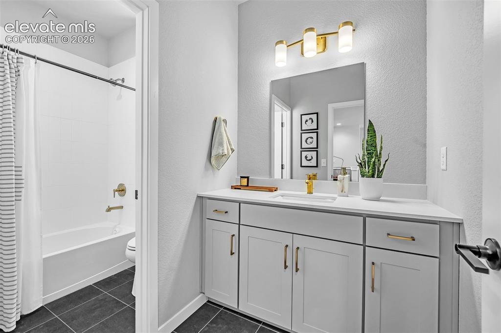 Image 43 of 47: Bathroom