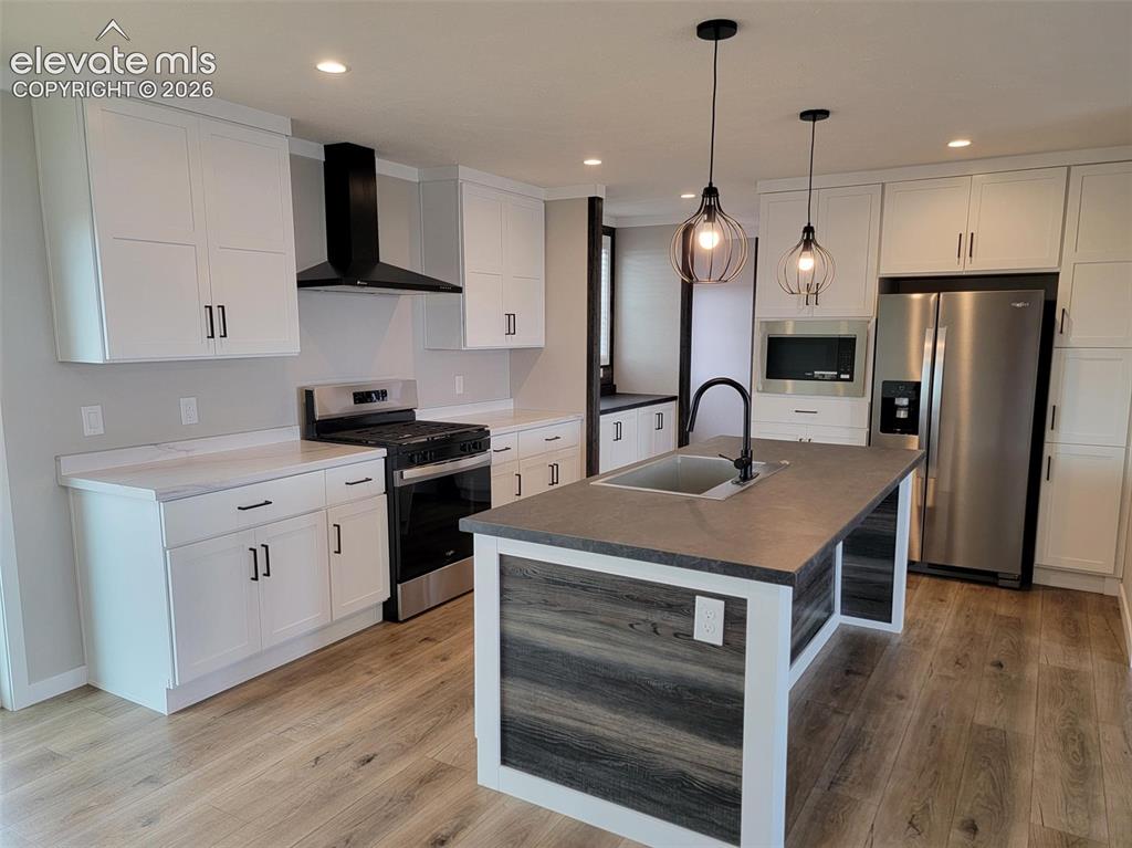 Image 8 of 38: Kitchen
