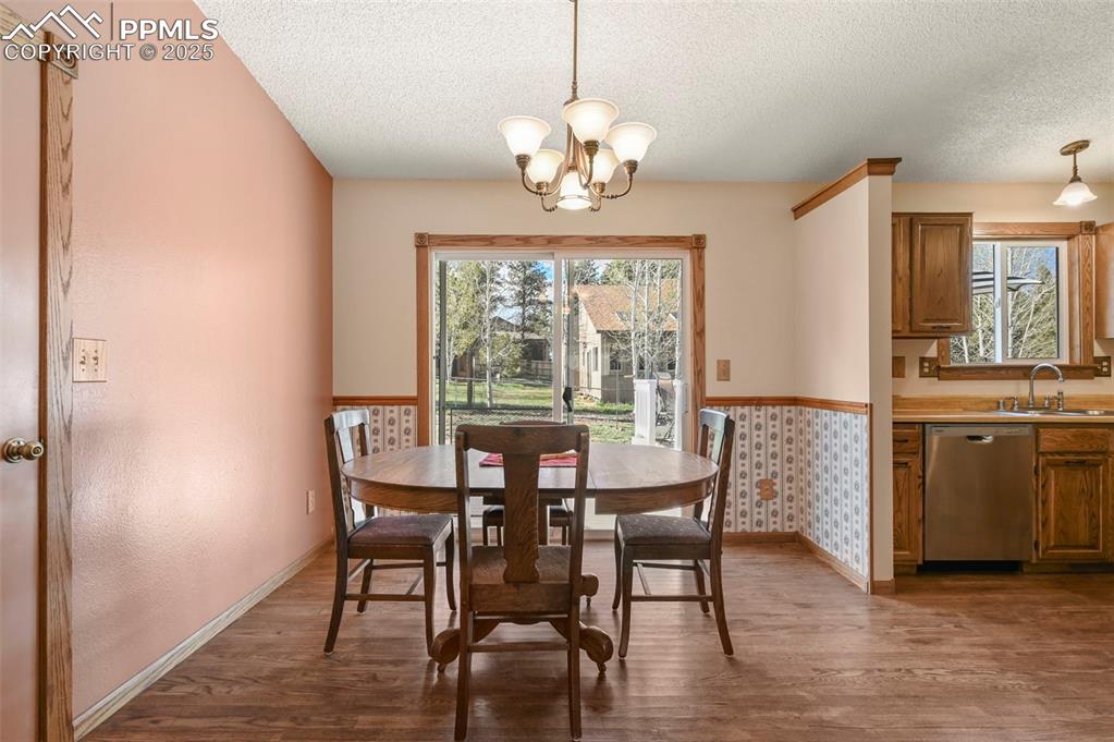 Image 7 of 32: Dining Area