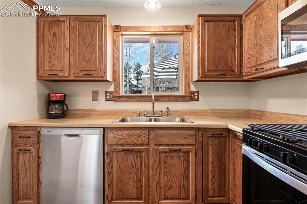 Image 9 of 32: Kitchen