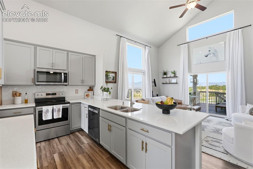 Image 9 of 49: Kitchen
