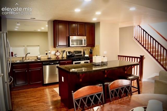 Image 7 of 17: Kitchen