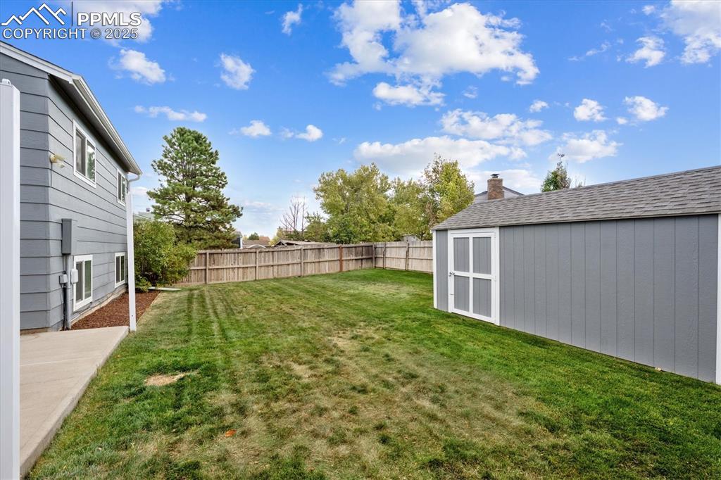 Image 20 of 29: Yard