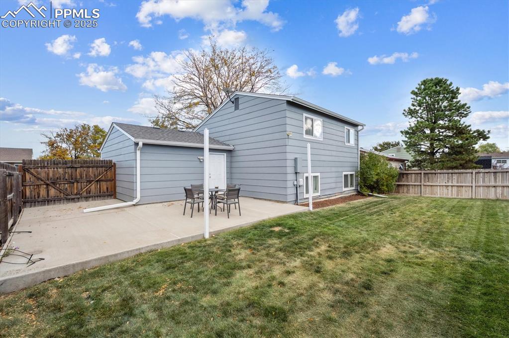 Image 21 of 29: Back of Structure