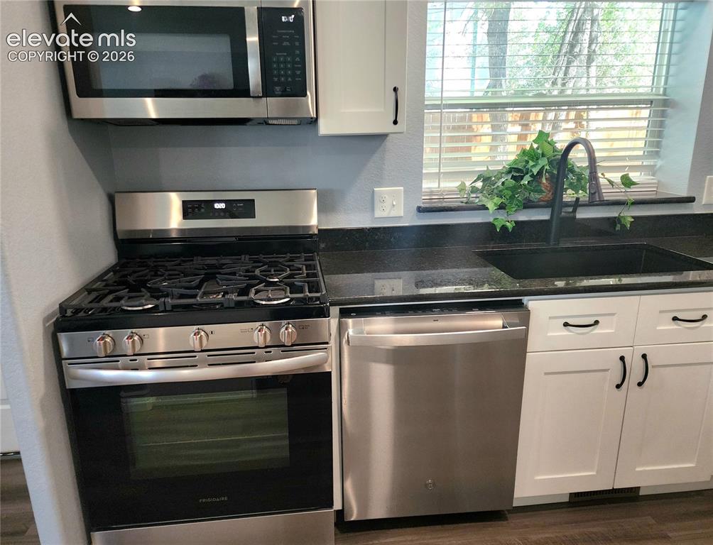 Image 13 of 49: High-end gas range and dishwasher combo ready for your culinary adventures