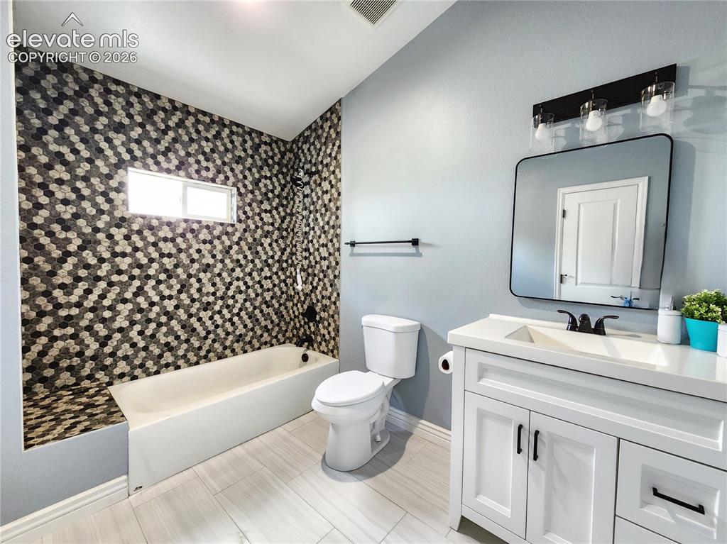 Image 26 of 49: Bathroom