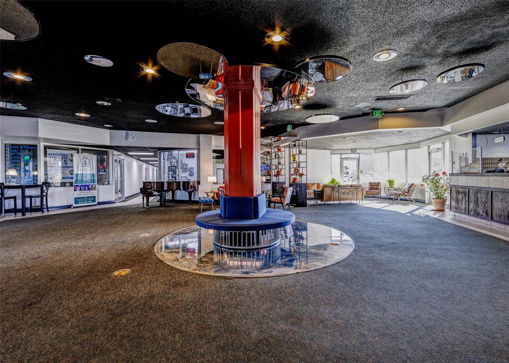 Image 25 of 30: Lobby