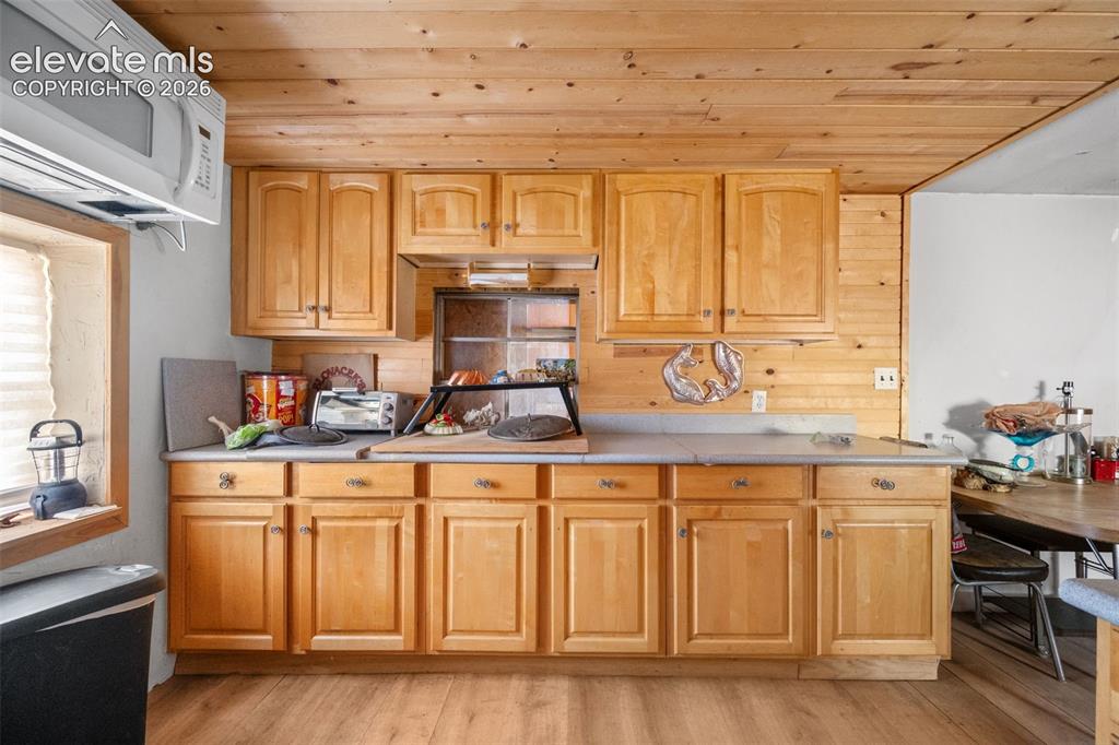 Image 10 of 33: Kitchen
