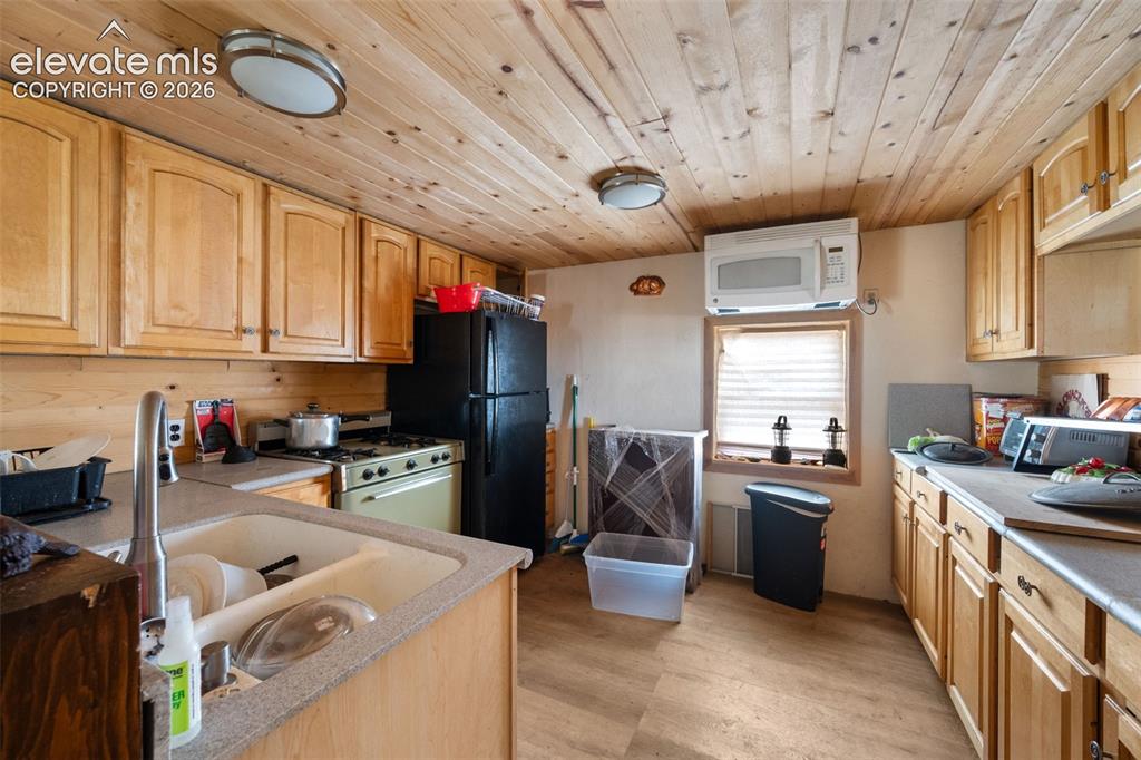 Image 11 of 33: Kitchen