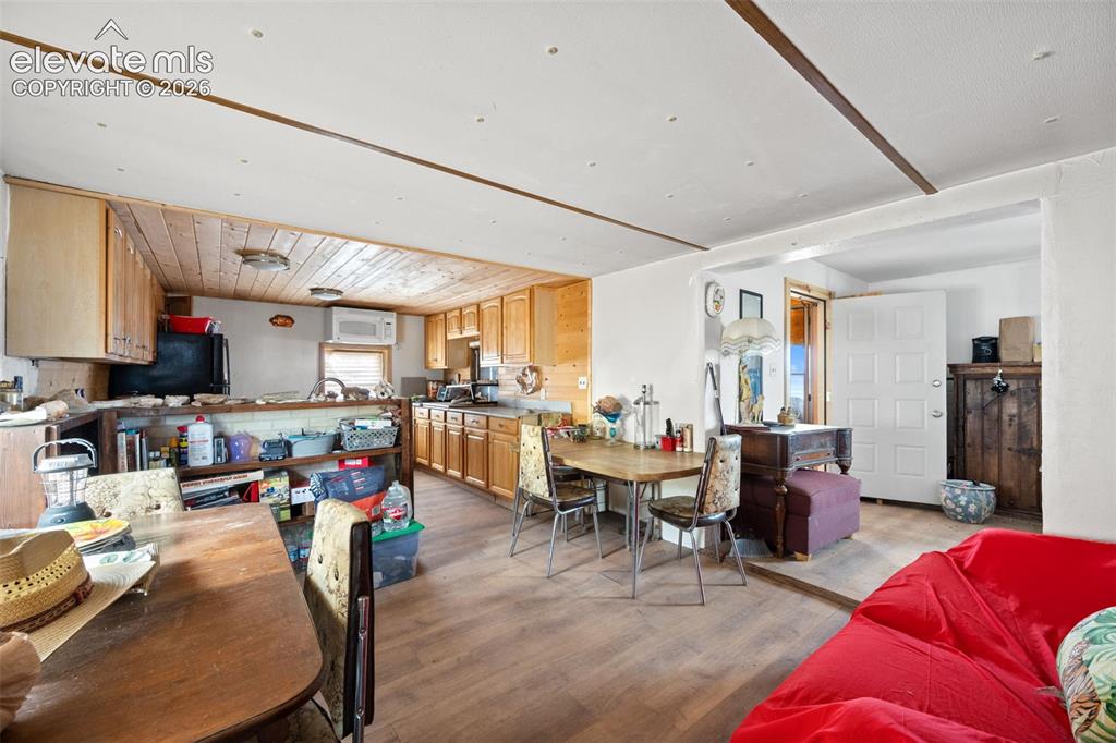 Image 8 of 33: Dining Area