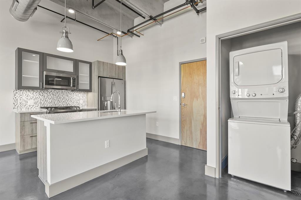 Image 14 of 22: Stackable washer/dryer included.