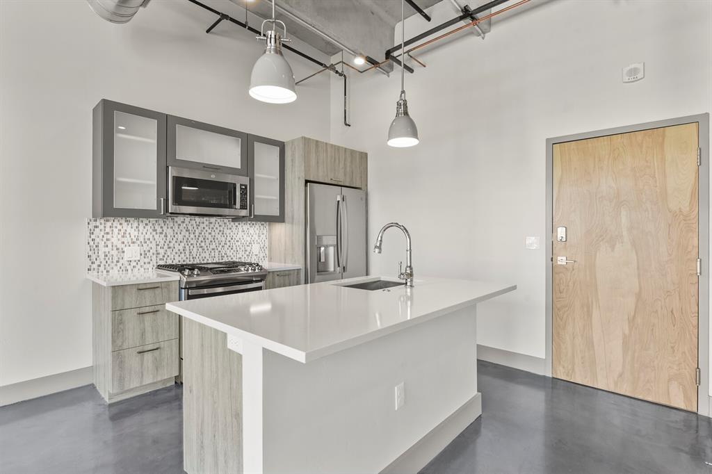 Image 19 of 22: Kitchen