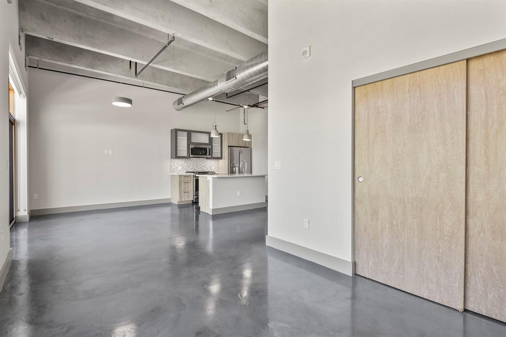 Image 21 of 22: Bedroom