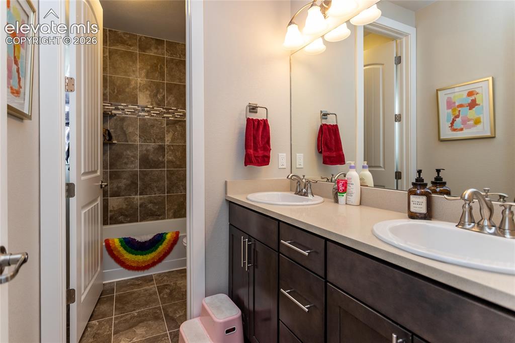Image 17 of 45: Bathroom