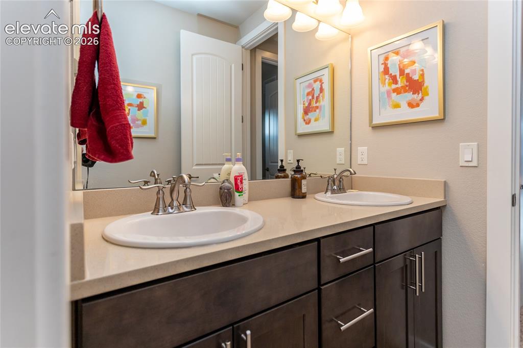 Image 19 of 45: Bathroom
