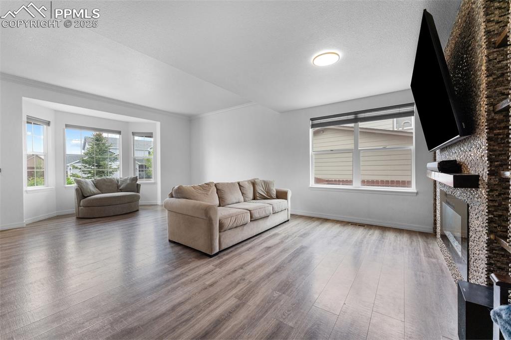 Image 9 of 50: Living Room