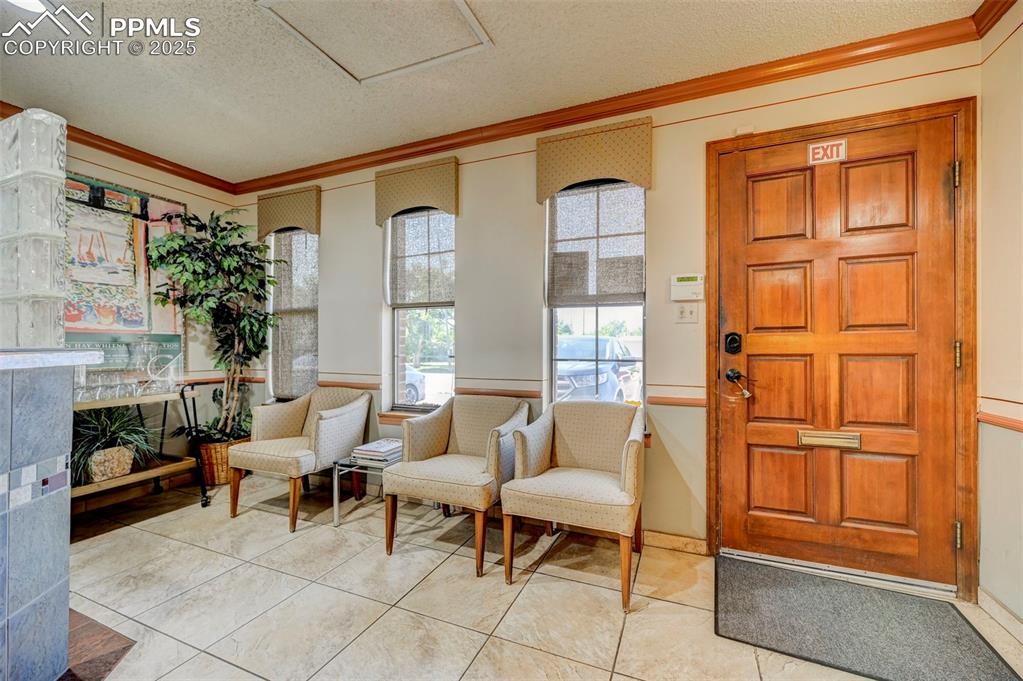 Image 11 of 45: Entryway