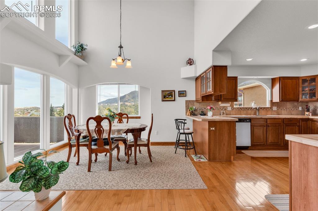 Image 13 of 50: Dining Area