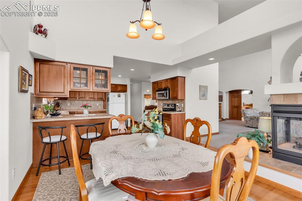 Image 15 of 50: Dining Area