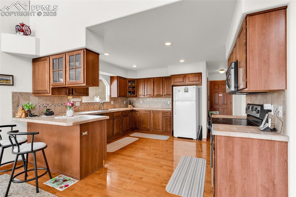 Image 16 of 50: Kitchen