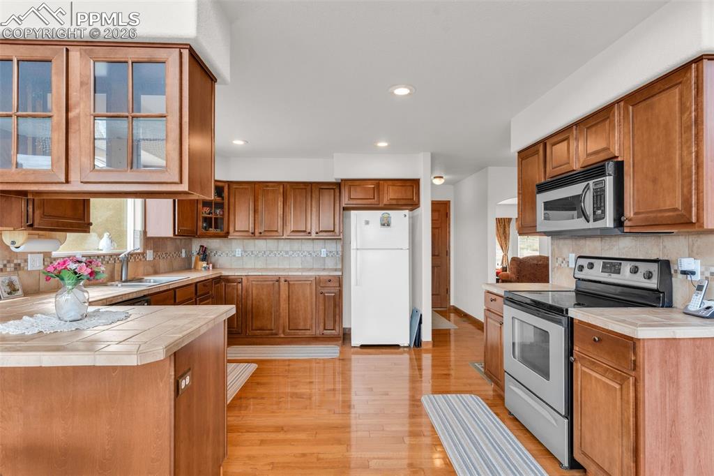 Image 17 of 50: Kitchen