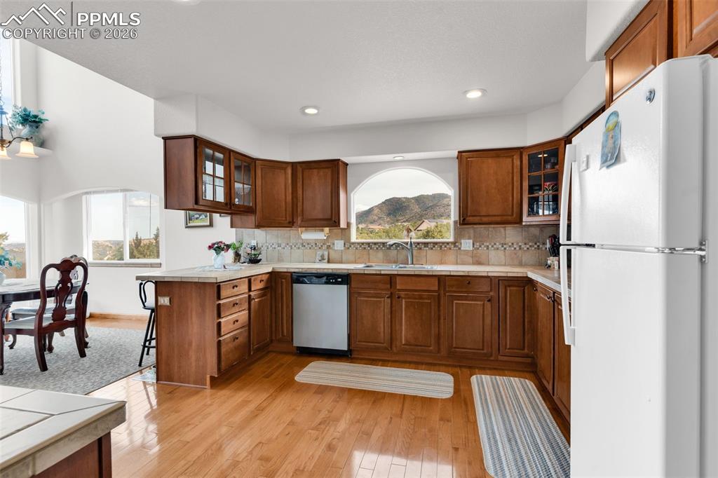 Image 18 of 50: Kitchen