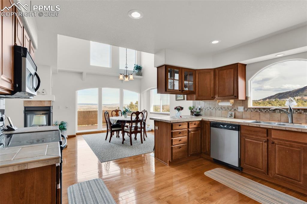 Image 20 of 50: Kitchen