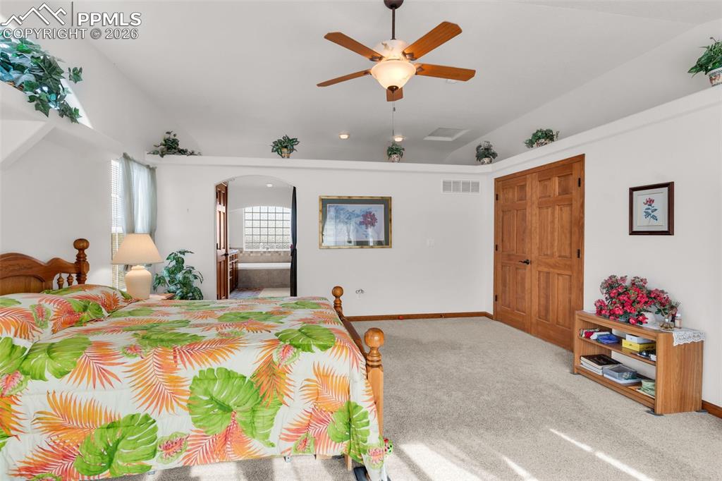 Image 25 of 50: Bedroom