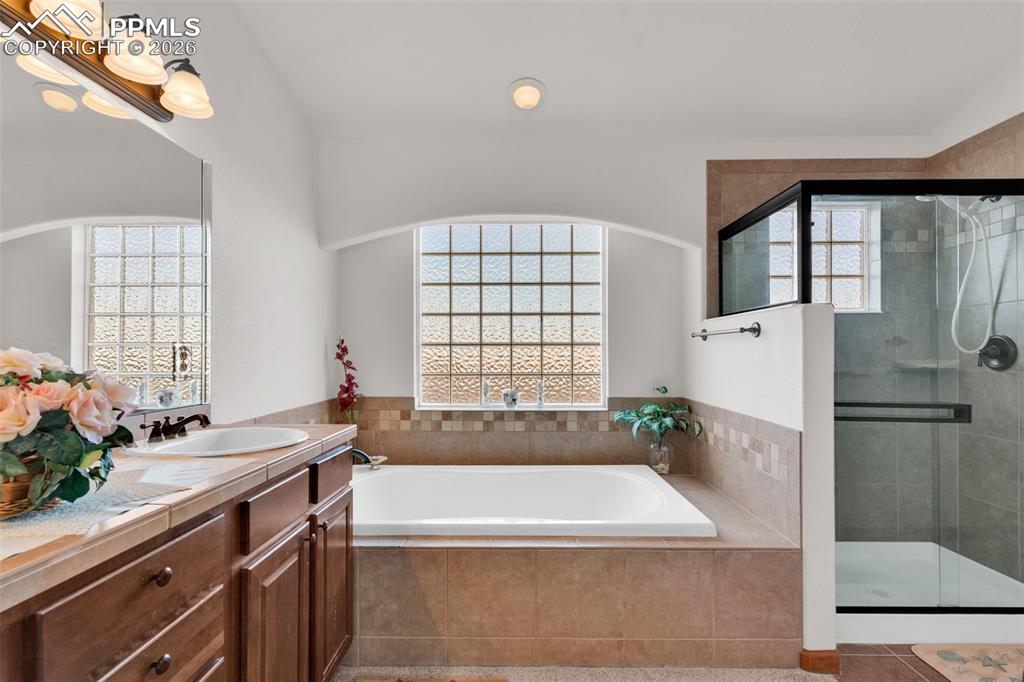 Image 27 of 50: Bathroom