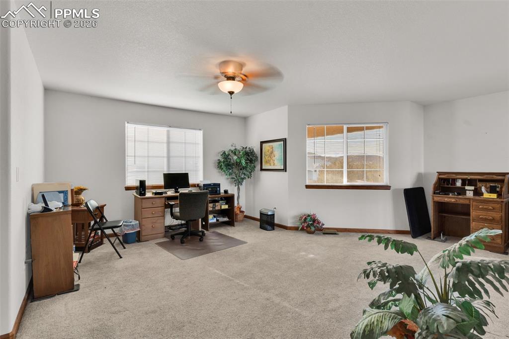 Image 31 of 50: Office