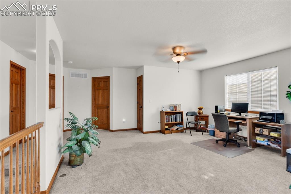 Image 32 of 50: Office