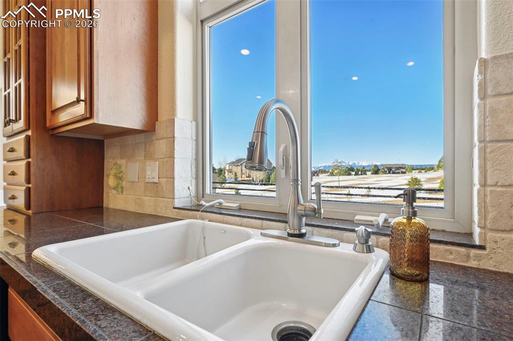 Image 16 of 41: Dining Area