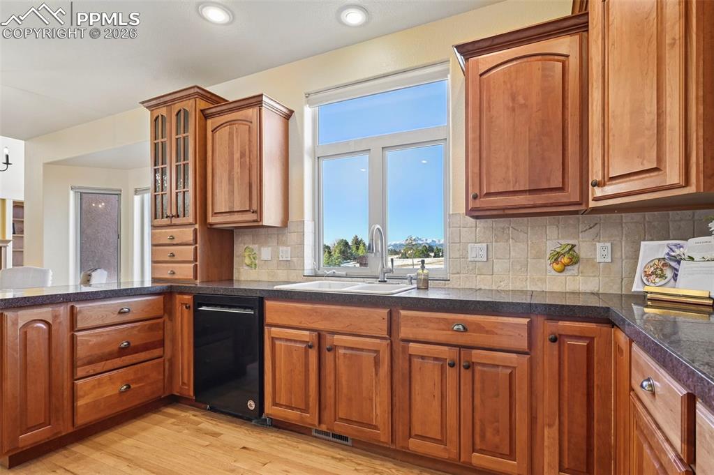 Image 18 of 41: Kitchen