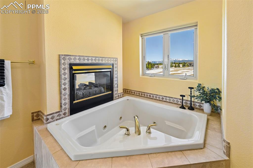 Image 25 of 41: Bathroom