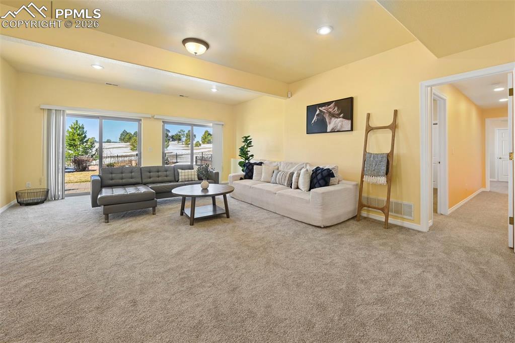 Image 31 of 41: Living Room