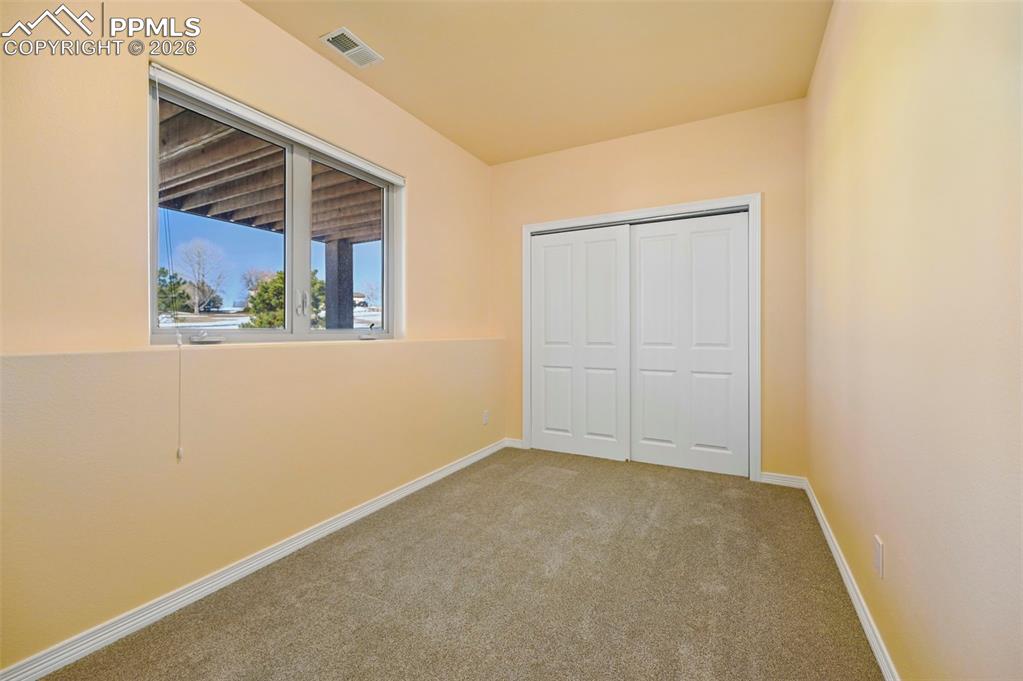 Image 33 of 41: Living Room