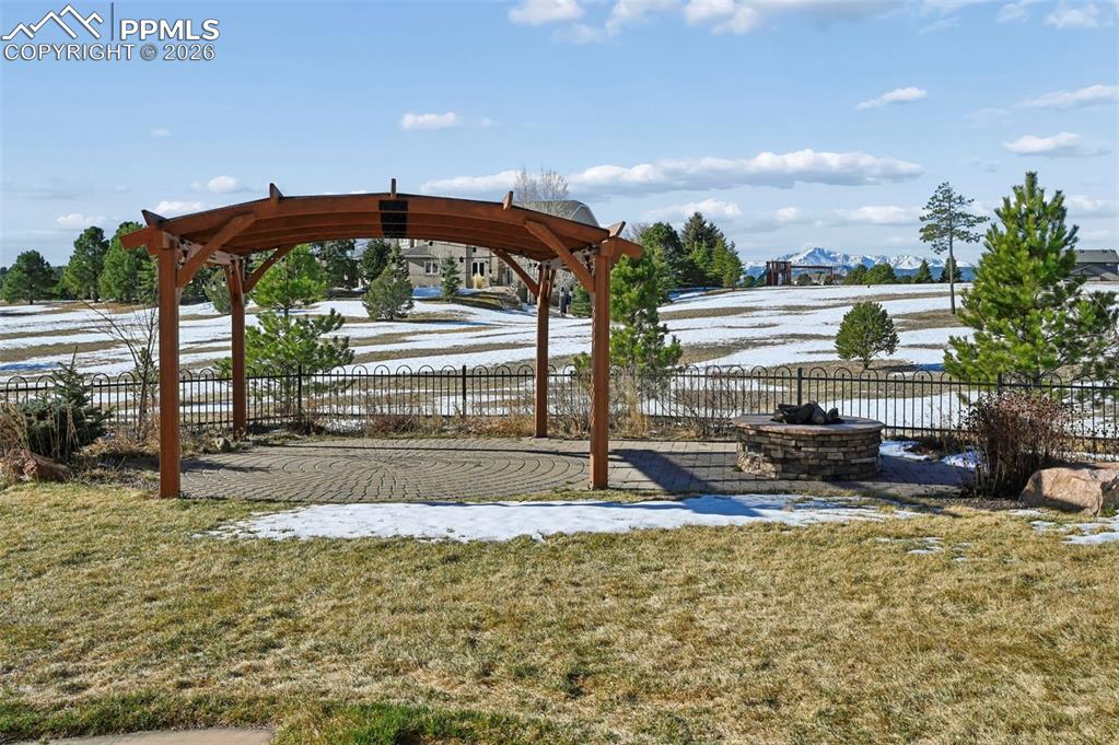 Image 36 of 41: Yard