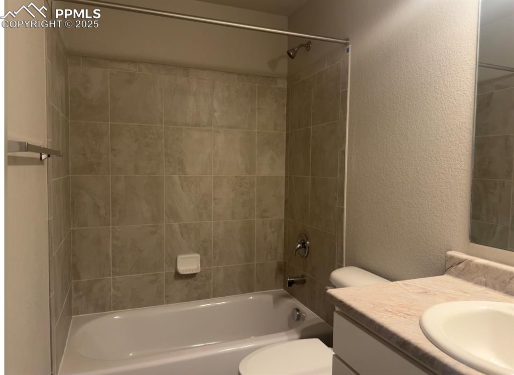 Image 6 of 13: Bathroom