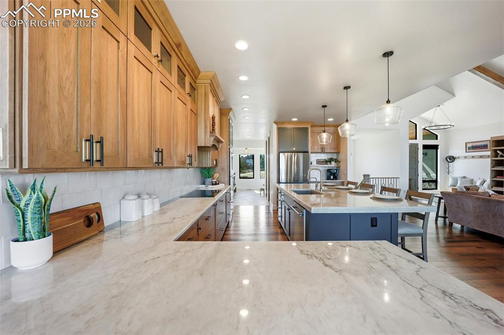 Image 10 of 50: Kitchen