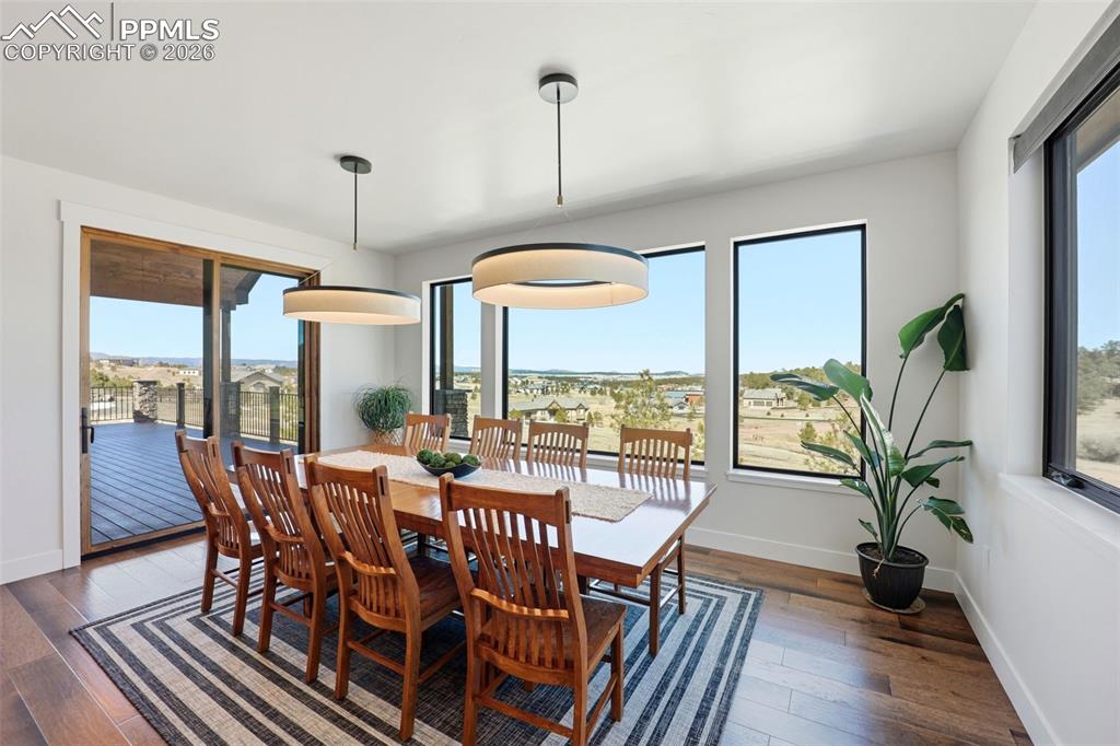 Image 11 of 50: Dining Area