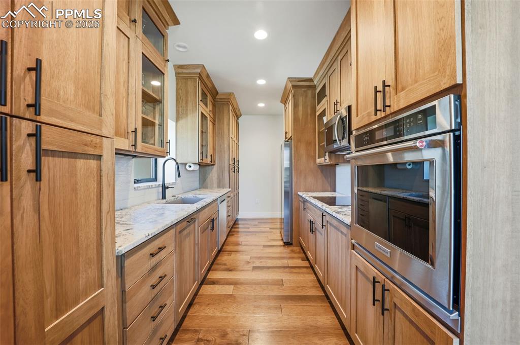 Image 12 of 50: Kitchen