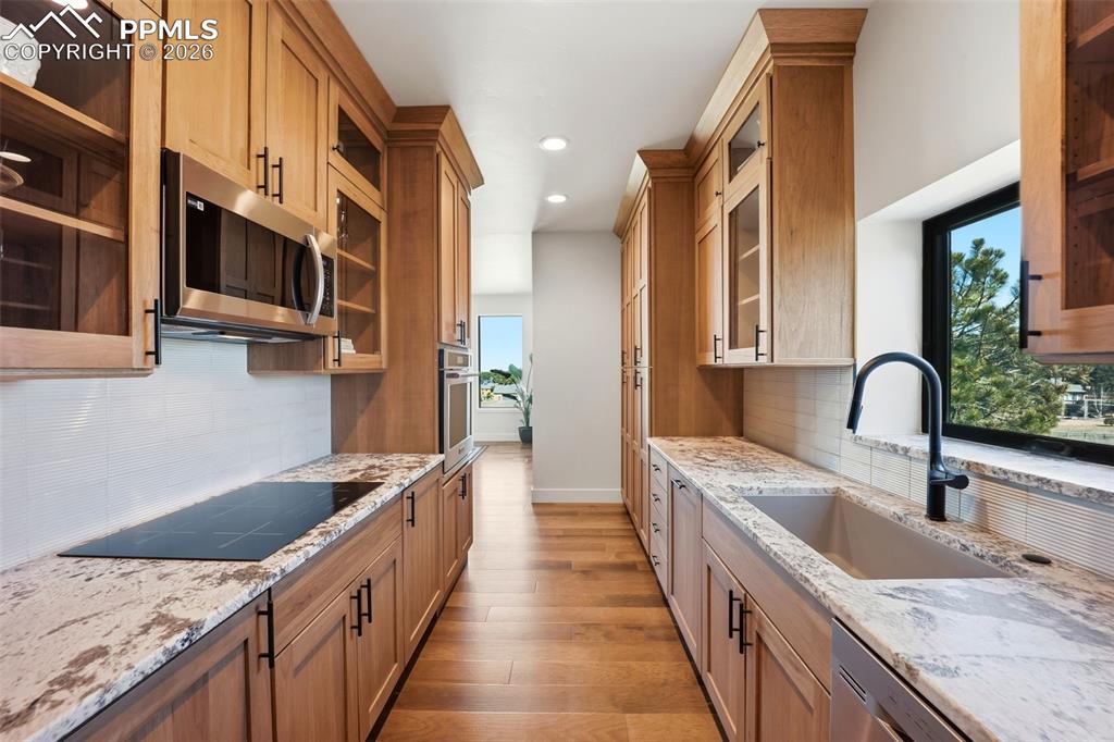 Image 13 of 50: Kitchen