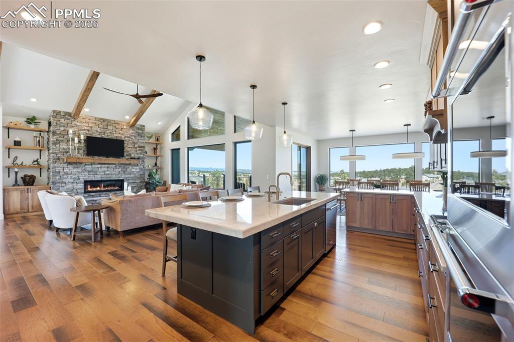 Image 14 of 50: Kitchen