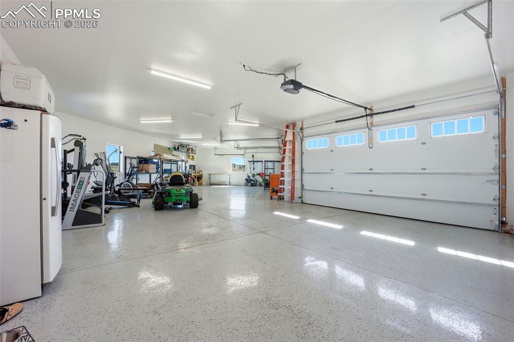 Image 18 of 50: Garage