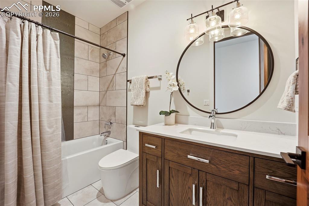 Image 19 of 50: Bathroom