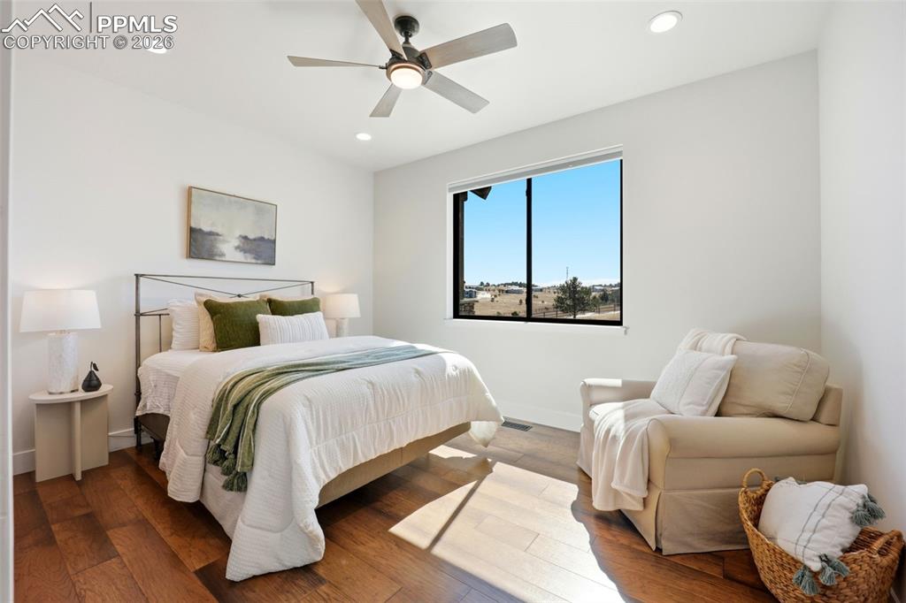 Image 20 of 50: Bedroom