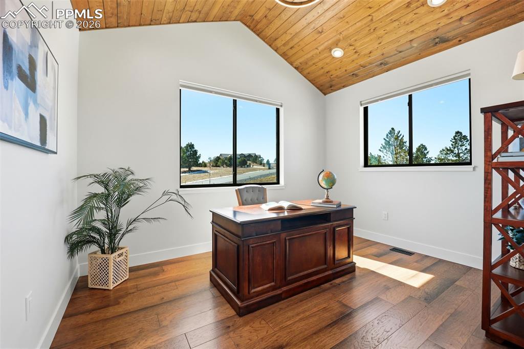 Image 21 of 50: Office