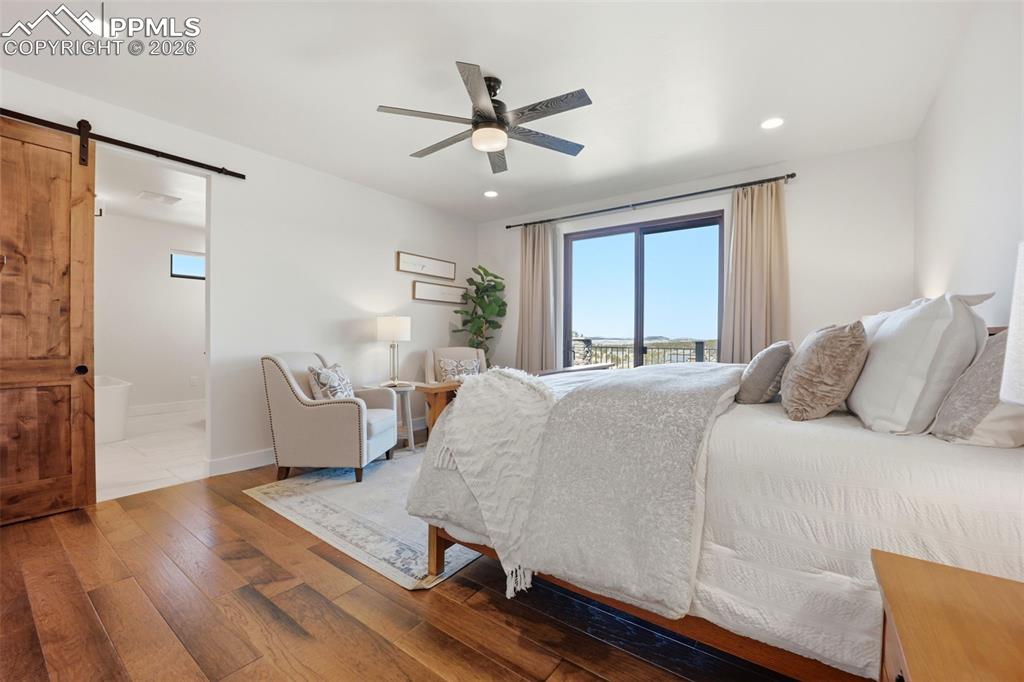 Image 22 of 50: Bedroom